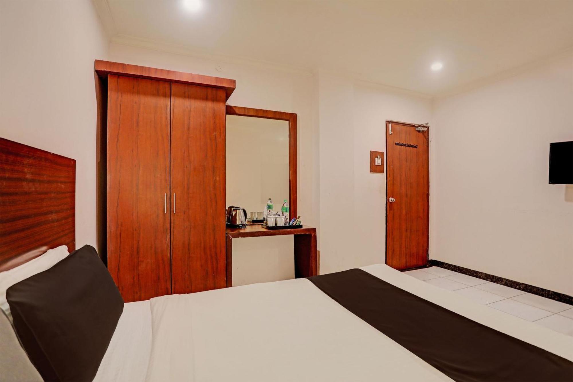 Hotel Airport Land Ню Делхи Екстериор снимка